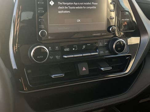 Used 2022 Toyota Highlander LE image 17