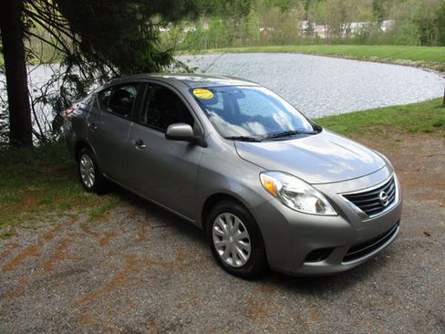 Used 2012 Nissan Versa SV FWD image 4