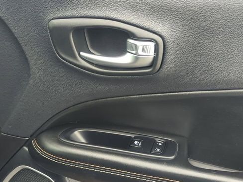 Used 2018 Jeep Compass Latitude FWD image 26