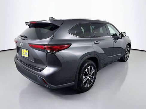 Used 2022 Toyota Highlander XLE image 7