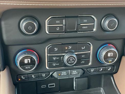 Used 2023 Chevrolet Suburban High Country image 12