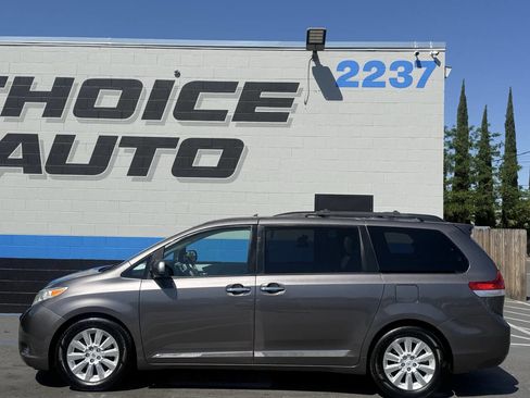 Used 2012 Toyota Sienna Limited w/ Premium Pkg FWD image 22