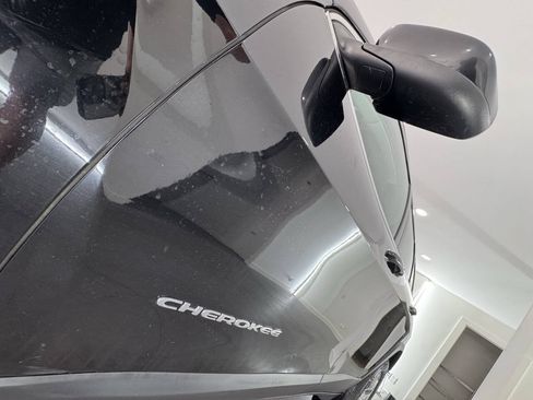 Used 2019 Jeep Cherokee Latitude Plus w/ Cold Weather Group AWD/4WD image 14