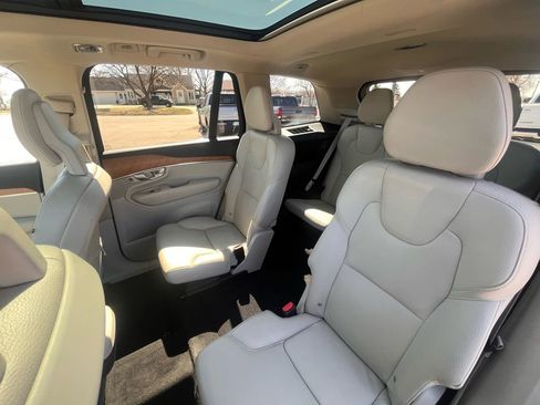 Used 2022 Volvo XC90 T6 Momentum image 23