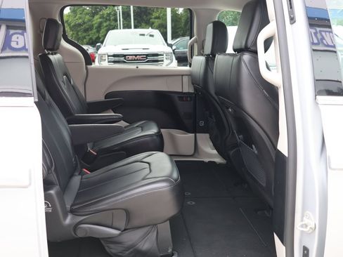 Used 2024 Chrysler Pacifica Touring-L FWD image 37