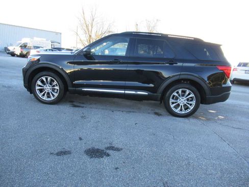 Used 2023 Ford Explorer XLT w/ Equipment Group 202A image 8