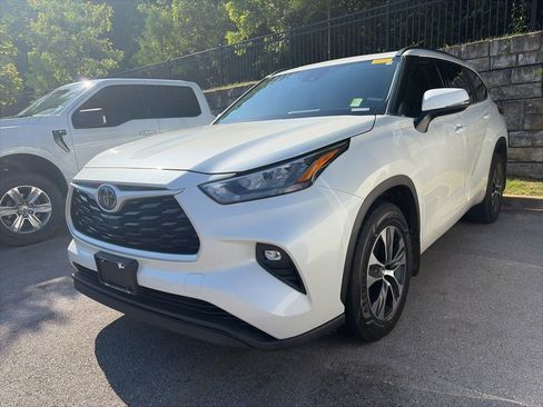 Used 2020 Toyota Highlander XLE AWD/4WD image 3