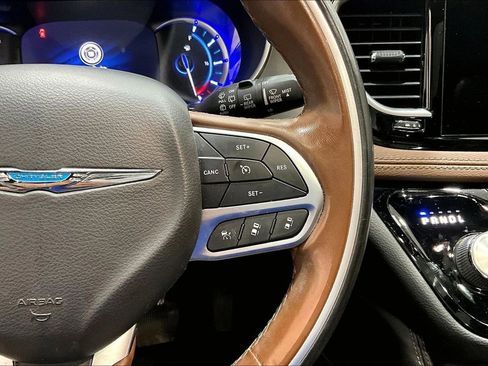 Used 2021 Chrysler Pacifica Limited w/ Uconnect Theater Family Group FWD image 16