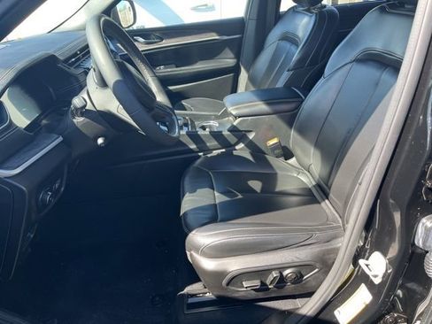 Used 2024 Jeep Grand Cherokee L Limited w/ Luxury Tech Group II image 11