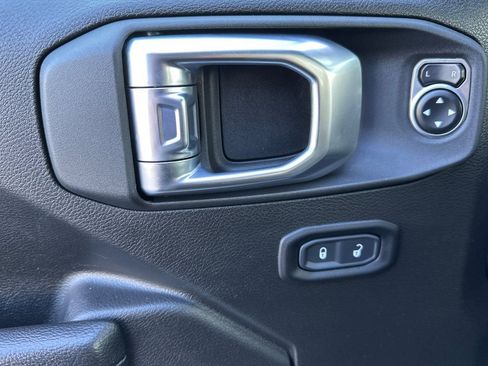 Used 2024 Jeep Wrangler Unlimited image 13