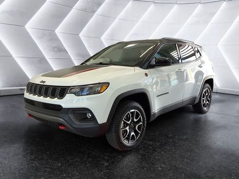 Used 2025 Jeep Compass Trailhawk AWD/4WD image 3