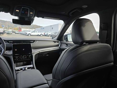 New 2025 Jeep Grand Cherokee Limited w/ Luxury Tech Group II image 14