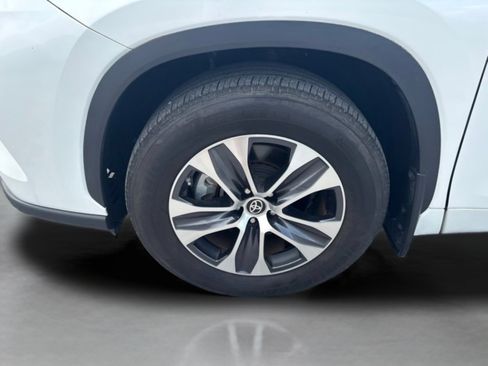 Used 2024 Toyota Highlander XLE FWD image 37