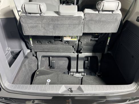 Used 2022 Toyota Sienna Limited image 28