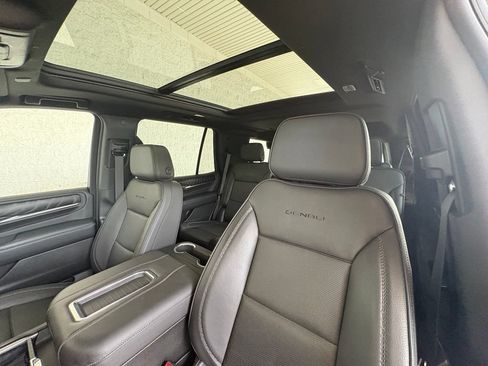 Used 2021 GMC Yukon XL Denali w/ Denali Premium Package AWD/4WD image 2
