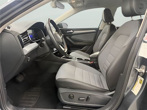 Used 2025 Volkswagen Jetta SE FWD image 11