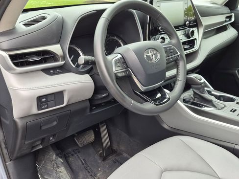 Used 2020 Toyota Highlander XLE AWD/4WD image 11