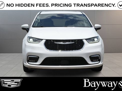 Used 2023 Chrysler Pacifica Touring-L FWD image 2