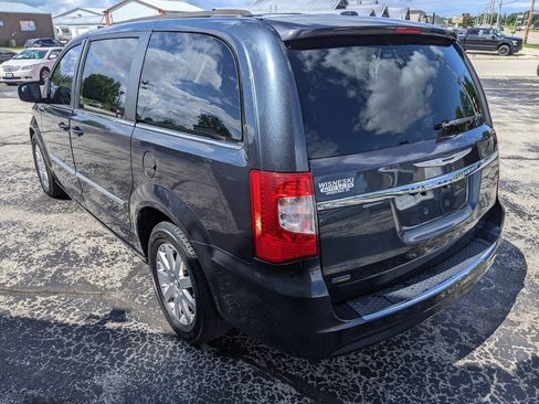 Used 2014 Chrysler Town & Country Touring FWD image 5