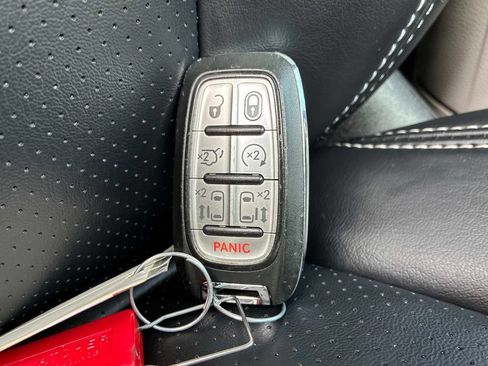 Used 2023 Chrysler Pacifica Touring-L FWD image 9