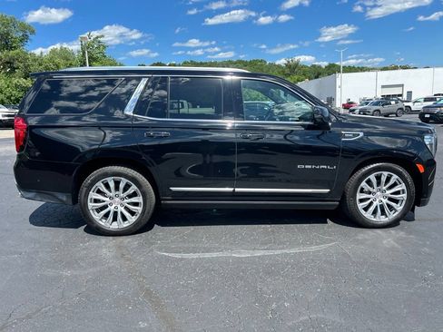 Used 2024 GMC Yukon Denali w/ Denali Reserve Package AWD/4WD image 3