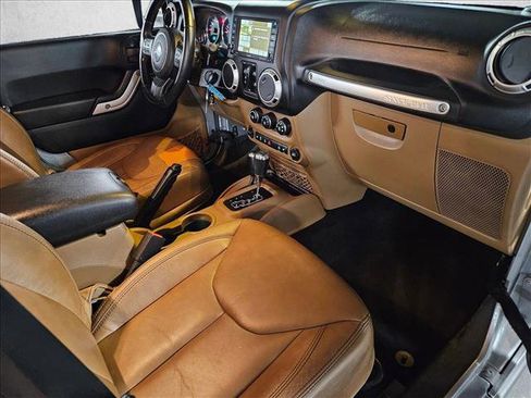 Used 2015 Jeep Wrangler Unlimited Rubicon w/ Connectivity Group image 19