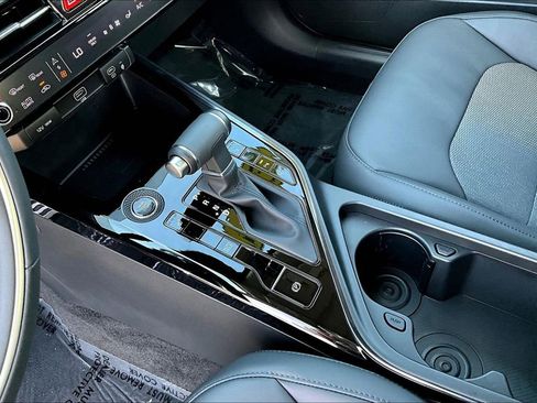 Used 2024 Kia Niro EX Touring image 14