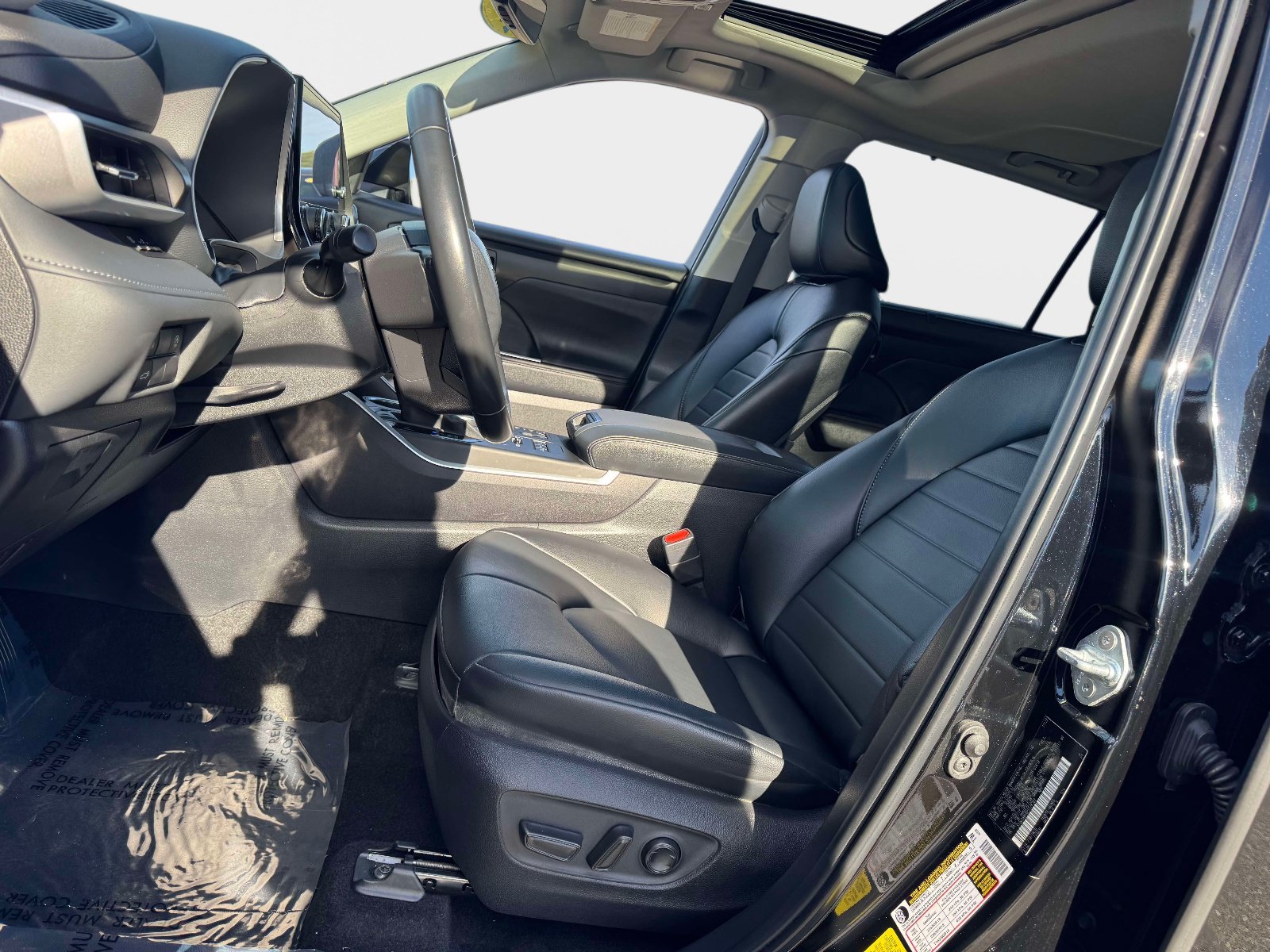 Used 2023 Toyota Highlander XLE AWD/4WD image 13