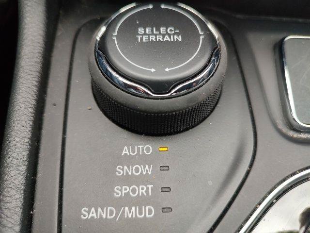 Used 2020 Jeep Cherokee Limited AWD/4WD image 15