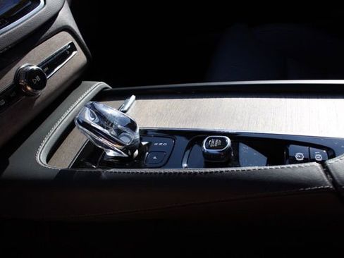 Certified 2024 Volvo XC90 T8 Ultimate AWD/4WD image 38