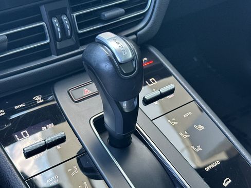 Certified 2024 Porsche Macan AWD/4WD image 17