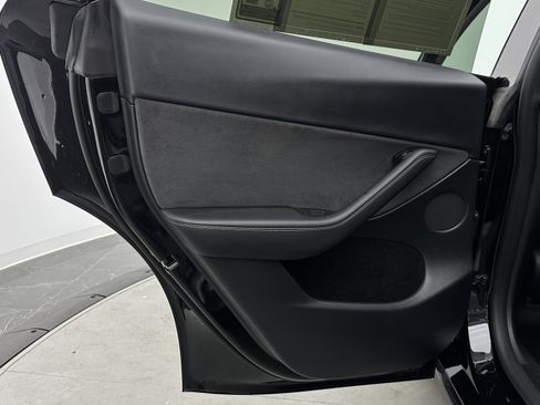 Used 2023 Tesla Model Y Long Range AWD/4WD image 27