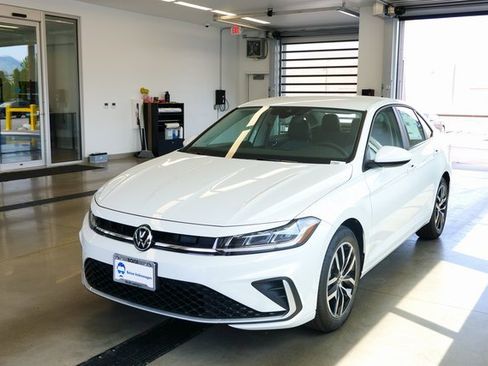 New 2025 Volkswagen Jetta SE image 3