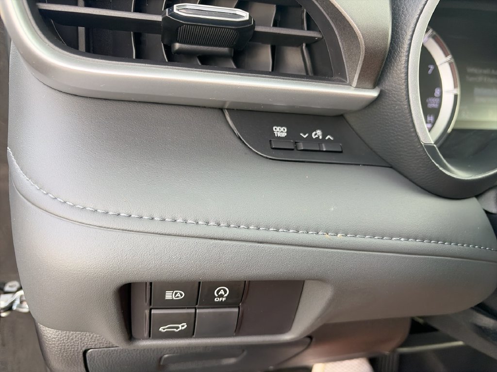 Used 2024 Toyota Highlander XLE FWD image 23