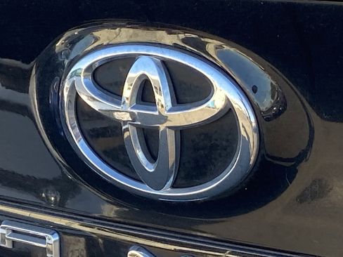 Certified 2021 Toyota Camry SE image 4