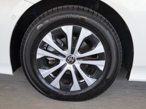 Used 2019 Toyota Prius LE AWD/4WD image 25