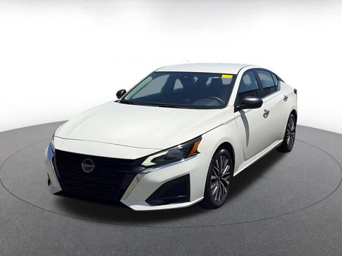 Used 2025 Nissan Altima 2.5 SV FWD image 4