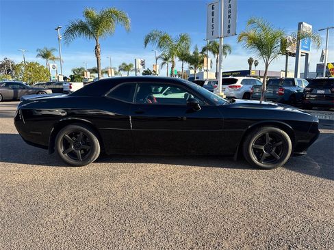 Used 2016 Dodge Challenger SXT image 3