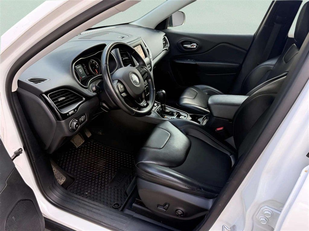 Used 2019 Jeep Cherokee Latitude Plus AWD/4WD image 10