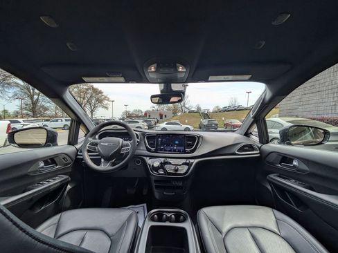 Used 2025 Chrysler Pacifica Select image 24