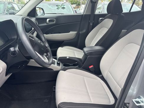 Used 2025 Hyundai Venue SEL FWD image 25