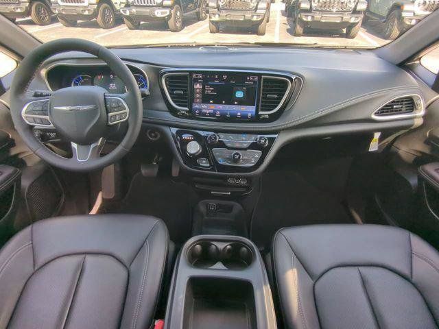 Certified 2025 Chrysler Pacifica Select FWD image 17