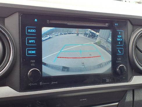 Used 2018 Toyota Tacoma TRD Off-Road w/ Technology Package AWD/4WD image 13