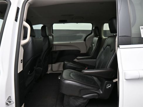 Used 2017 Chrysler Pacifica Touring-L image 13