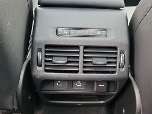 Used 2025 Land Rover Discovery Sport Dynamic SE image 17