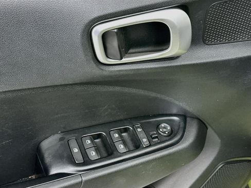 Used 2020 Hyundai Venue SE FWD image 15