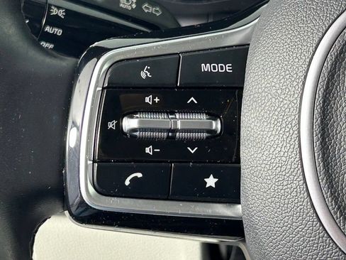 Used 2024 Kia Carnival EX FWD image 28