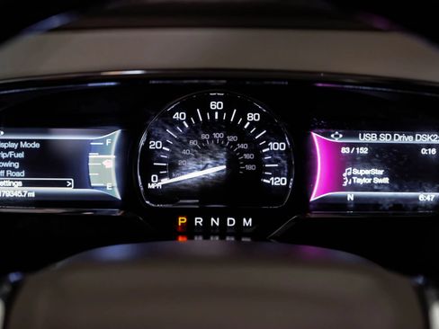 Used 2015 Lincoln Navigator 2WD image 17