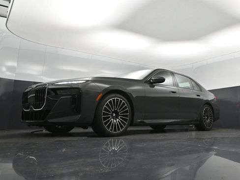 Certified 2026 BMW 740i w/ Executive Package RWD image 38