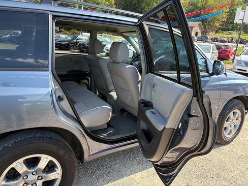 Used 2004 Toyota Highlander 2WD V6 w/ Appearance Pkg image 18